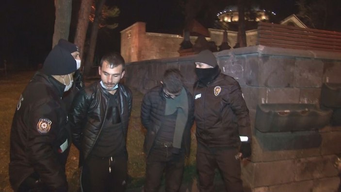 Kayseri'de mezarlıkta tüfekle havaya ateş açan 2 genç yakalandı