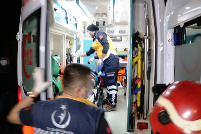 Sakarya'da kriz geçiren kadını kurtarmak için balkondan girdiler