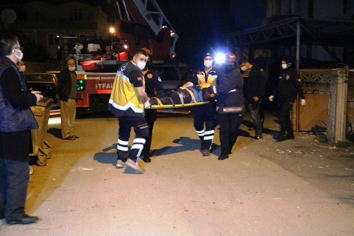 Sakarya'da kriz geçiren kadını kurtarmak için balkondan girdiler