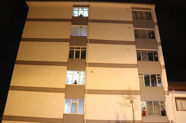 Bolu'da apartman sakinleri, yeni yıla maskelerini pencerelerden atarak girdi