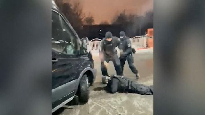 Rusya’da kimlik kontrolü yapan sahte polislere gözaltı -3