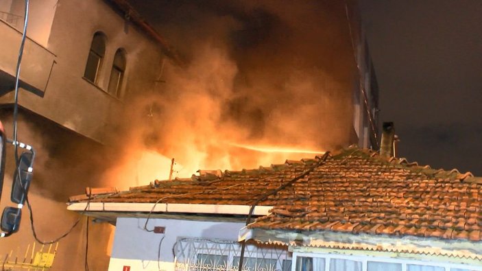 Ümraniye'de 2 katlı binada yangın