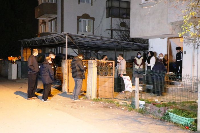 Sakarya'da kriz geçiren kadını kurtarmak için balkondan girdiler