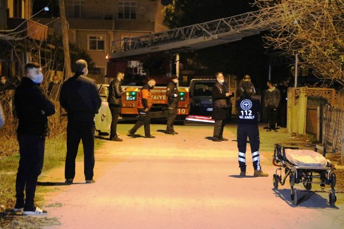 Sakarya'da kriz geçiren kadını kurtarmak için balkondan girdiler