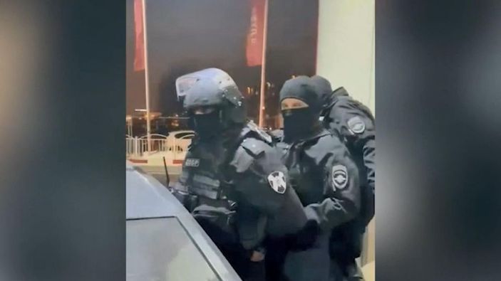 d Rusya’da kimlik kontrolü yapan sahte polislere gözaltı -5