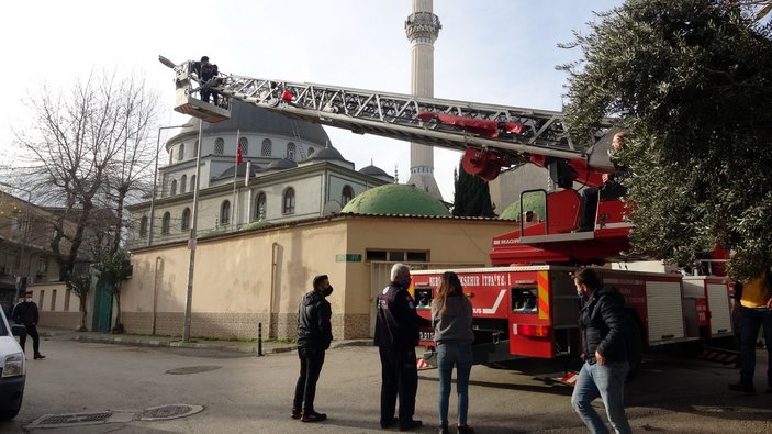 Cami çatısında yakalanan hırsızlık şüphelisi, sepetli itfaiye aracıyla indirildi -5