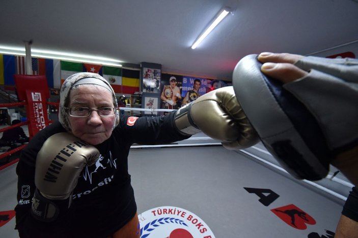 75 yaşındaki Naciye Hanım, parkinsonu yenmek için boks yapıyor -3
