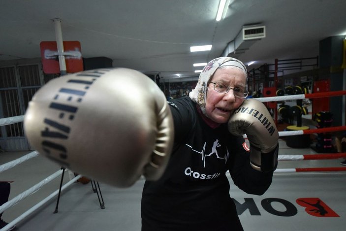 75 yaşındaki Naciye Hanım, parkinsonu yenmek için boks yapıyor -1