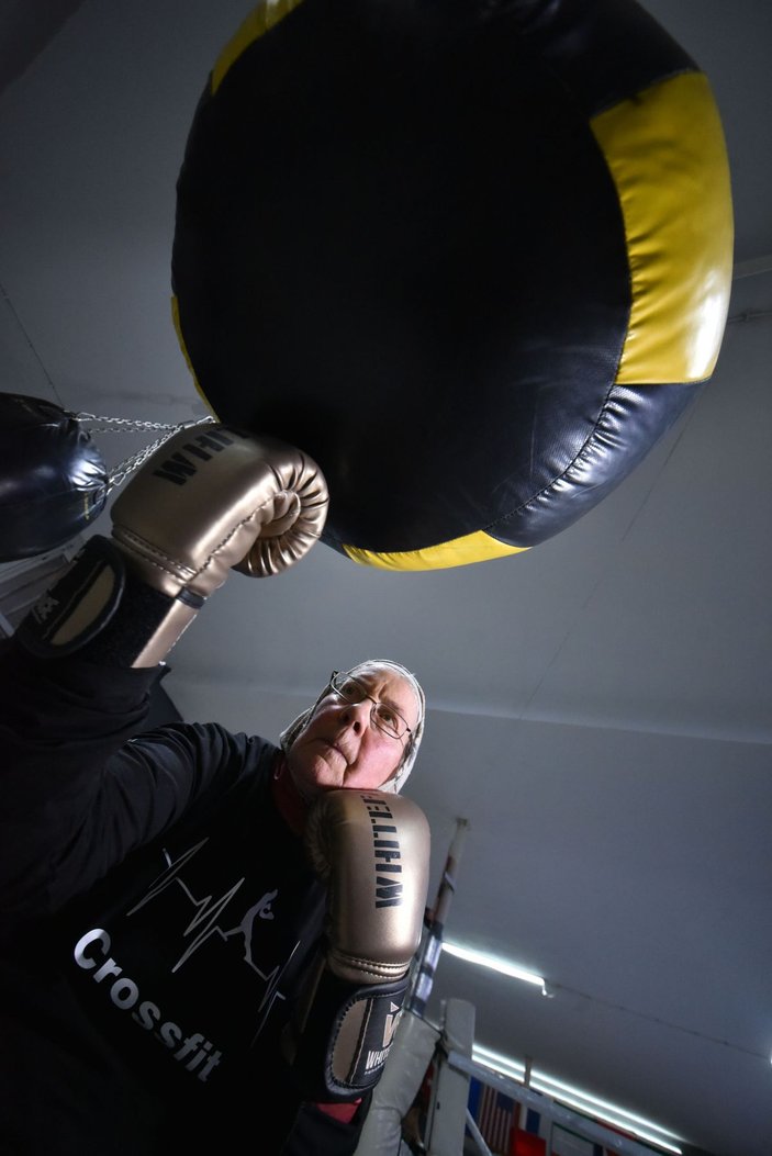 75 yaşındaki Naciye Hanım, parkinsonu yenmek için boks yapıyor -8