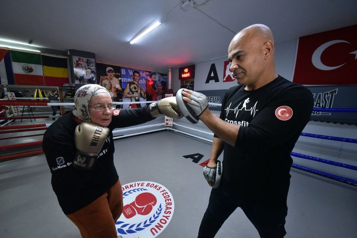 75 yaşındaki Naciye Hanım, parkinsonu yenmek için boks yapıyor -2