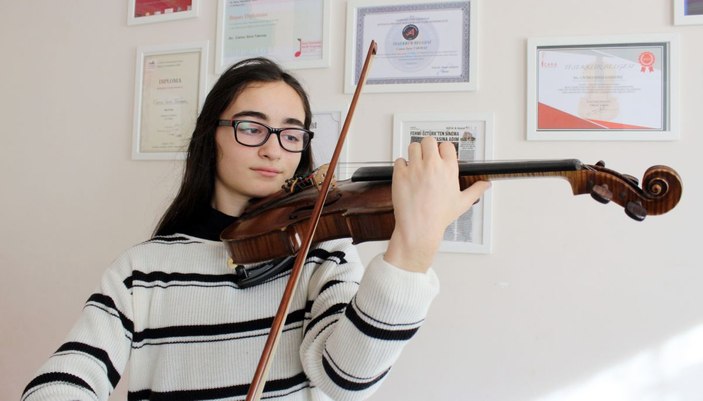 12 yaşındaki kemancı Cansu, 6 yarışmada Türkiye'yi temsil etti -1