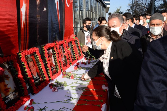 Diyarbakır'da dershane önündeki bombalı saldırıda yaşamını yitirenler anıldı -1