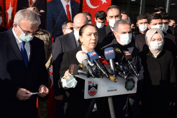 Diyarbakır'da dershane önündeki bombalı saldırıda yaşamını yitirenler anıldı -3