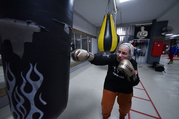 75 yaşındaki Naciye Hanım, parkinsonu yenmek için boks yapıyor -5