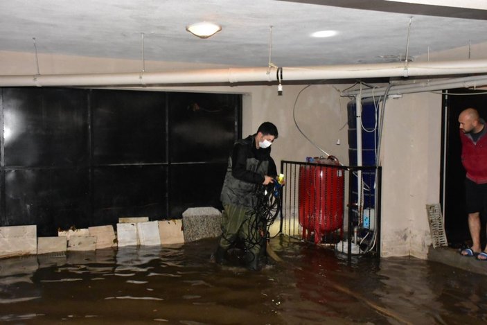 İzmir'de sağanak yağış hayatı olumsuz etkiledi -7