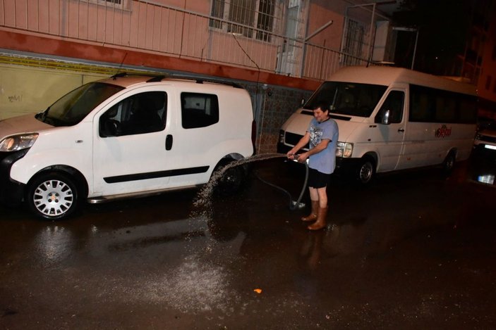 İzmir'de sağanak yağış hayatı olumsuz etkiledi -2