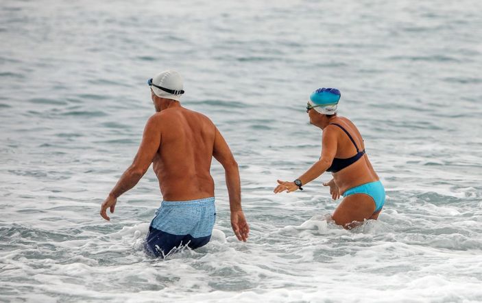 'Turuncu kod' uyarısına rağmen doğum gününü denizde kutladı -7