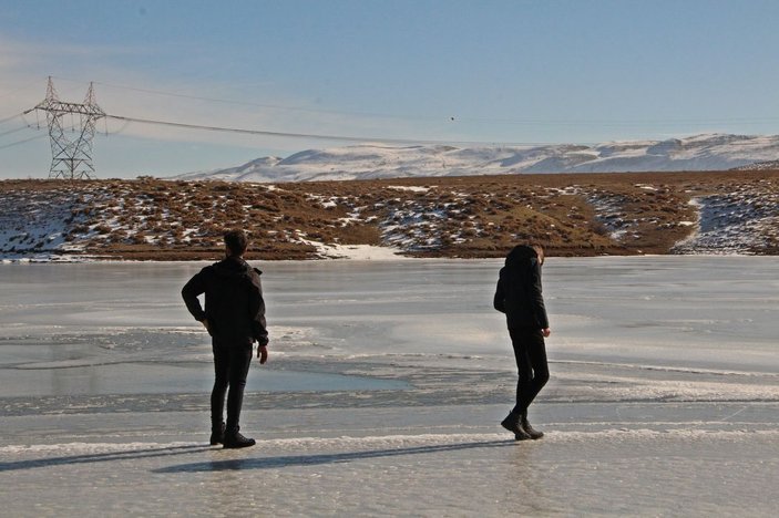 Karlıova'da sulama göleti buz tuttu -8