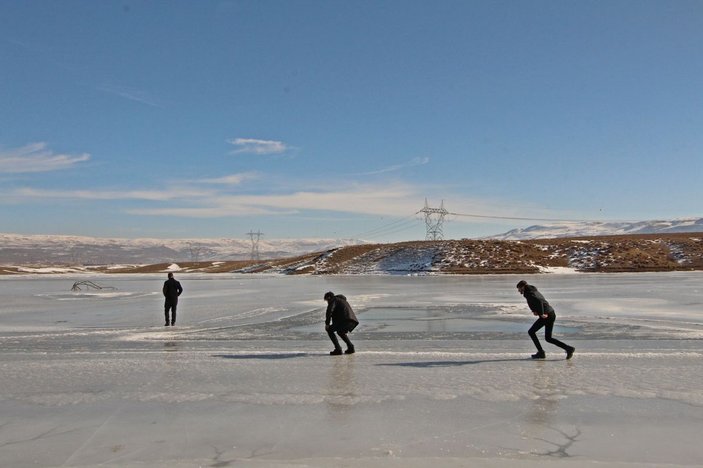 Karlıova'da sulama göleti buz tuttu -6