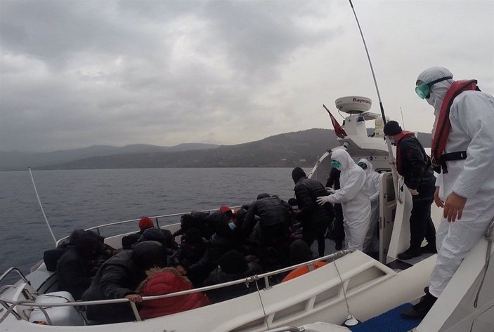 Yunan güvenlik güçlerinin ölüme terk ettiği 26 kaçak göçmen kurtarıldı -1
