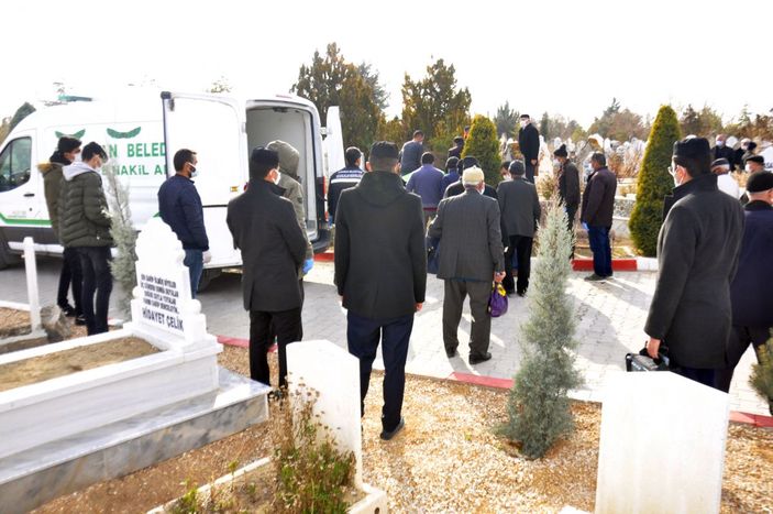 Koronavirüse yakalanan 2 kardeş, 1 saat arayla hayatını kaybetti -1