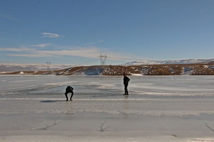 Karlıova'da sulama göleti buz tuttu -5
