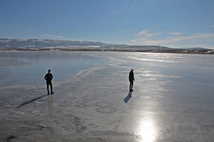 Karlıova'da sulama göleti buz tuttu -1