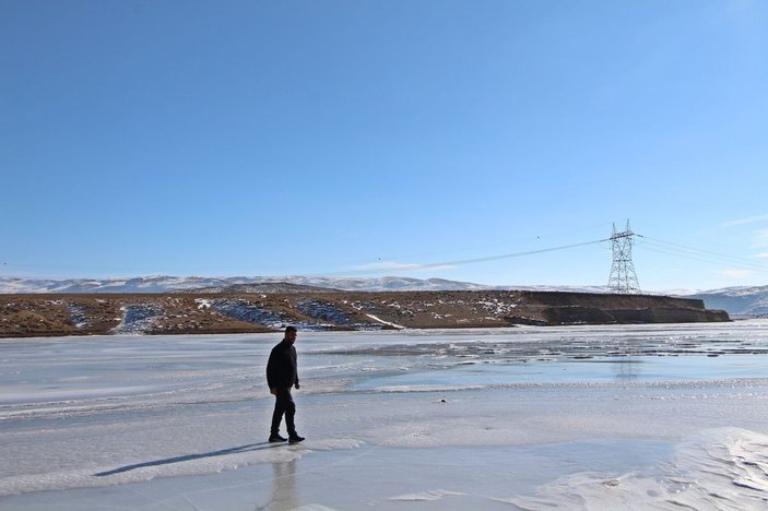 Karlıova'da sulama göleti buz tuttu -4