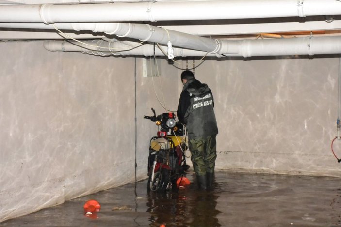 İzmir'de sağanak yağış hayatı olumsuz etkiledi -5