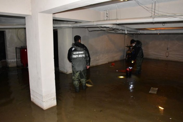 İzmir'de sağanak yağış hayatı olumsuz etkiledi -3