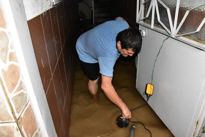 İzmir'de sağanak yağış hayatı olumsuz etkiledi -1