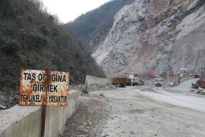 Tehlike oluşturan dev kaya düşürüldü -1