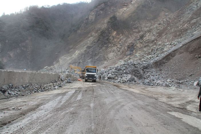 Tehlike oluşturan dev kaya düşürüldü -6