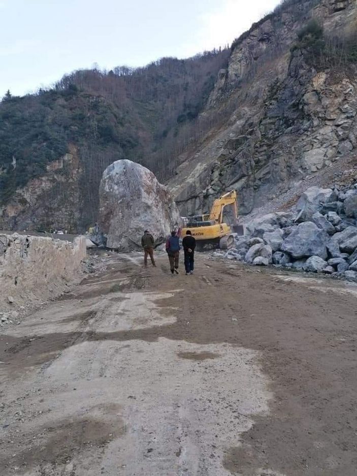 Tehlike oluşturan dev kaya düşürüldü -4