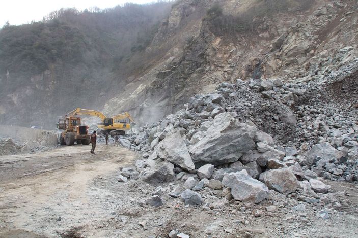 Tehlike oluşturan dev kaya düşürüldü -8