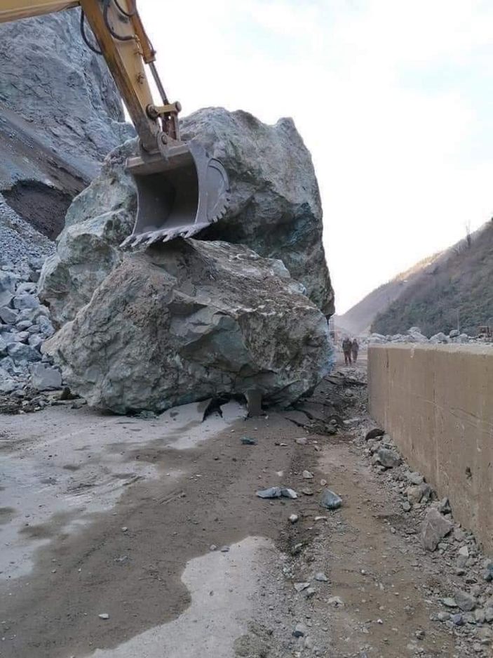Tehlike oluşturan dev kaya düşürüldü -2