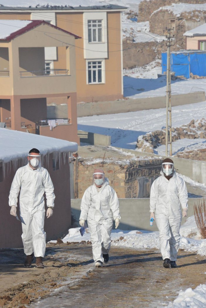 Filyasyon ekipleri, karlı dağları aşıp, hastalara ulaşıyor -8
