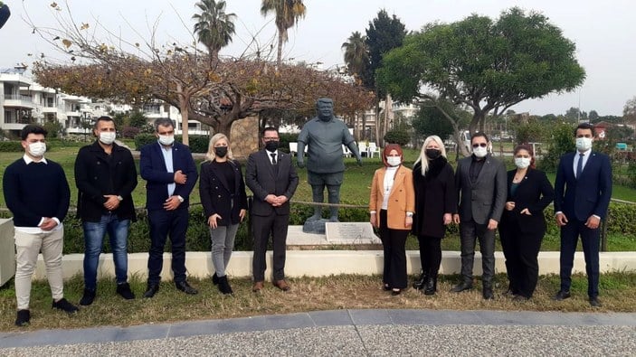 Turgut Özal'ın heykeline maske takılmasına Anavatan Partisi'nden tepki
