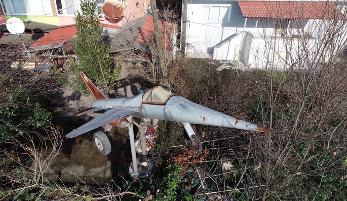Düşen savaş uçağının maketini evinin önünde sergiliyor -4