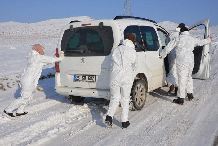 Filyasyon ekipleri, karlı dağları aşıp, hastalara ulaşıyor -4