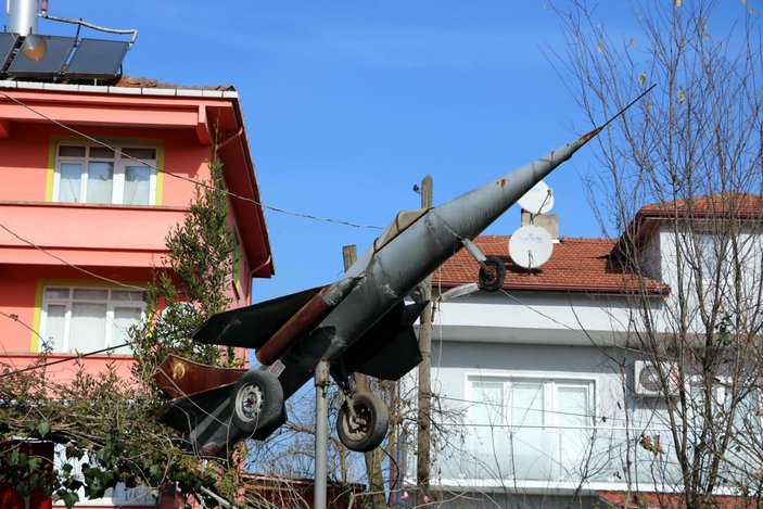 Düşen savaş uçağının maketini evinin önünde sergiliyor -9