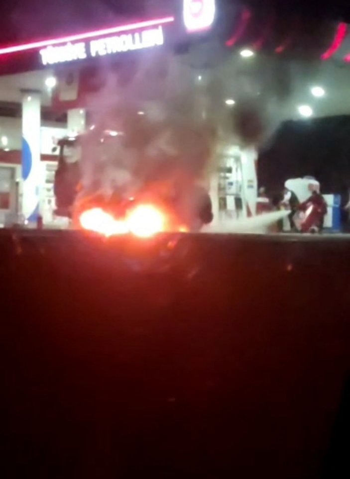 Akaryakıt istasyonunda otomobil alev alev yandı -2