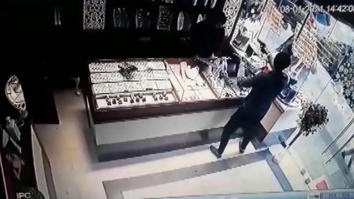 Çekmeköy'deki kuyumcu soygunu güvenlik kamerasında  -1