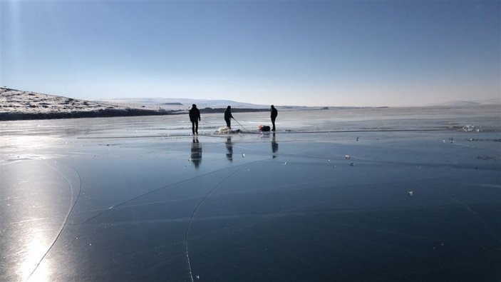 Buz tutan Çıldır Gölü'nde ailecek Eskimo usulü balık avı -5