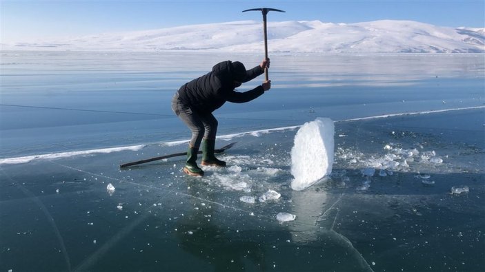 Buz tutan Çıldır Gölü'nde ailecek Eskimo usulü balık avı -2
