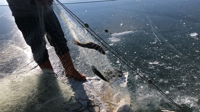 Buz tutan Çıldır Gölü'nde ailecek Eskimo usulü balık avı -9
