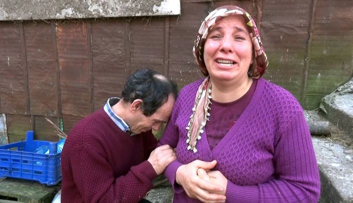 Telef olan inekleri için gözyaşı dökerken bayıldı -8