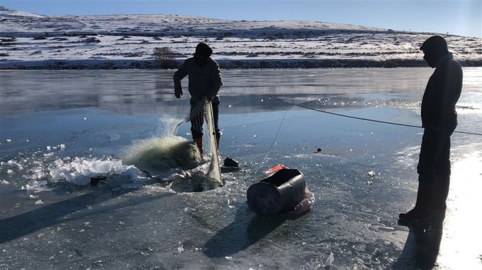 Buz tutan Çıldır Gölü'nde ailecek Eskimo usulü balık avı -6