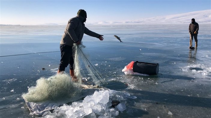 Buz tutan Çıldır Gölü'nde ailecek Eskimo usulü balık avı -10