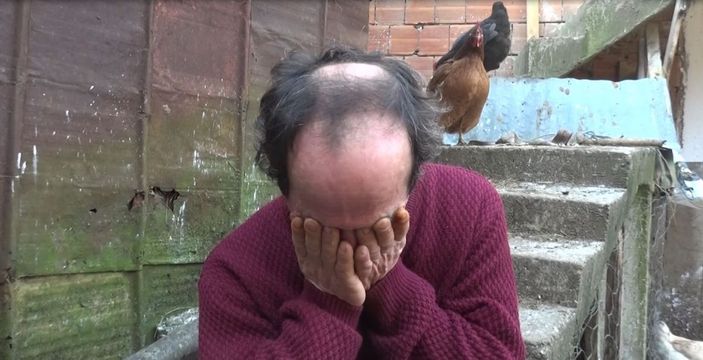 Telef olan inekleri için gözyaşı dökerken bayıldı -10